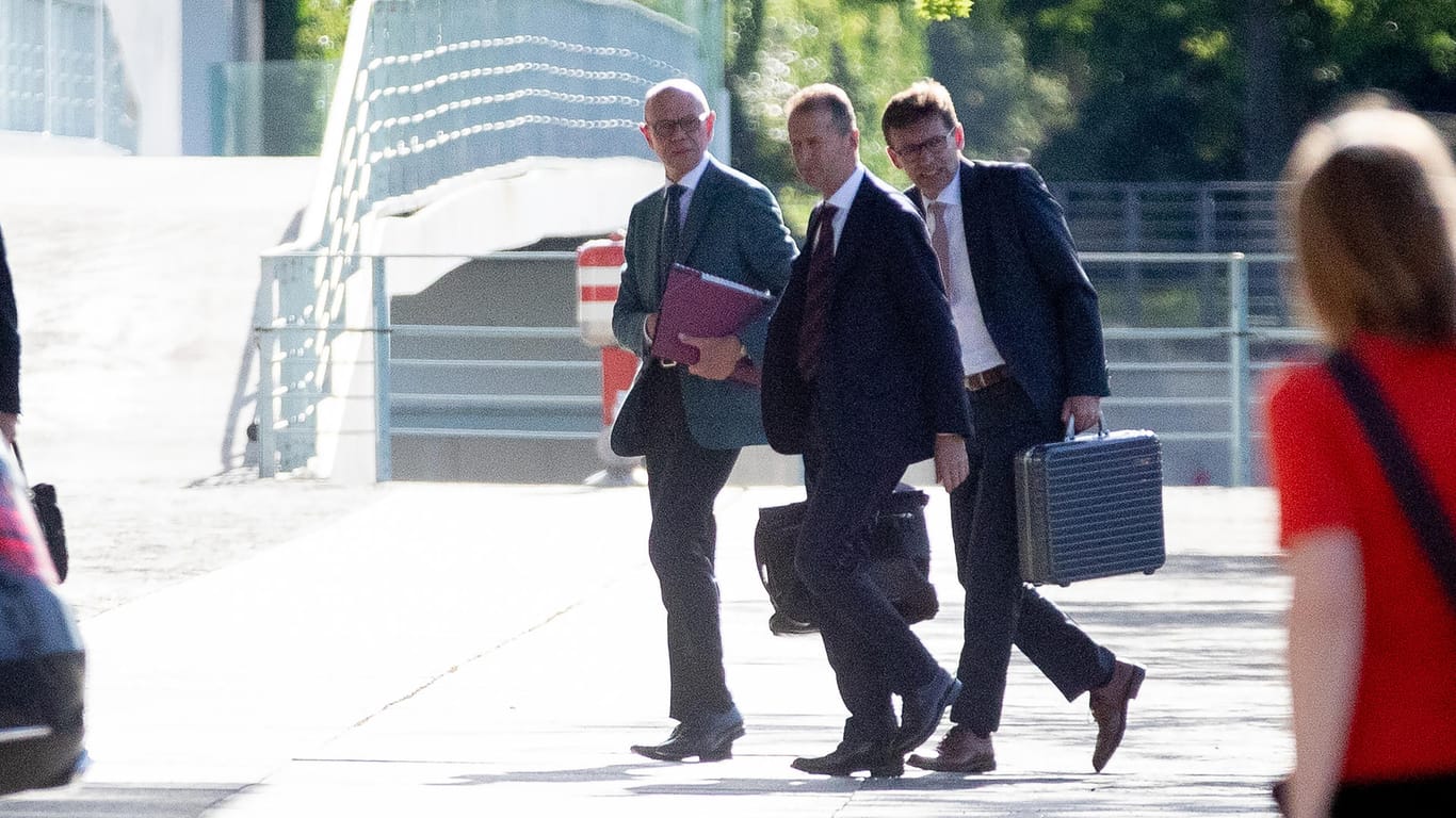 Auf dem Weg ins Kanzleramt: VW-Chef Herbert Diess (Mitte) und Mitarbeiter vor dem Autogipfel.