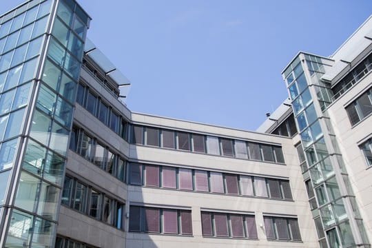 Blick auf das Bürogebäude in Düsseldorf, in dem die Landesparteizentrale der AfD Nordrhein-Westfalen untergebracht ist.