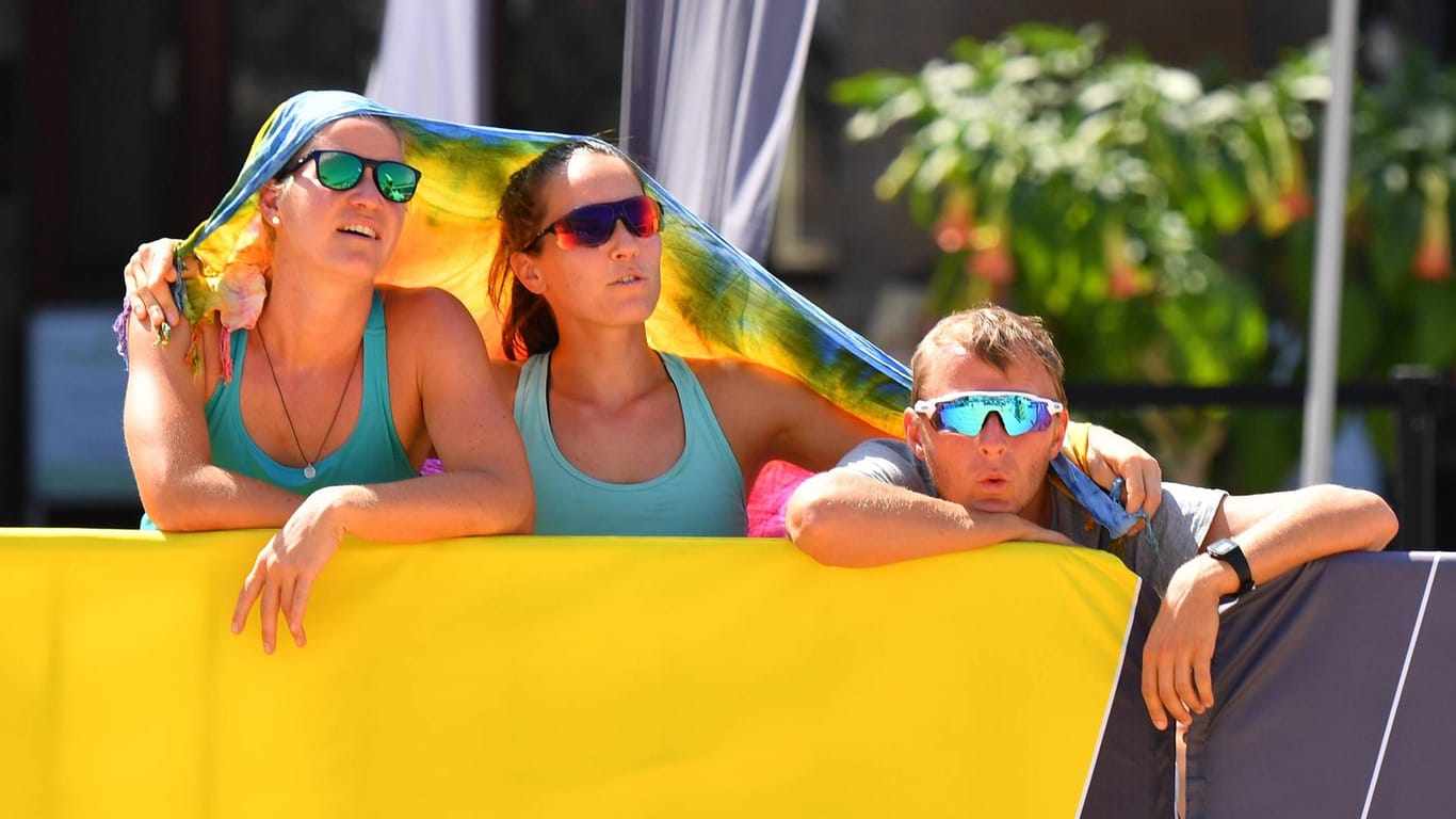 Zuschauer bei einem Beachvolleyball-Turnier in Dresden: Langsam steigen die Temperaturen in Deutschland auf bis zu 40 Grad.