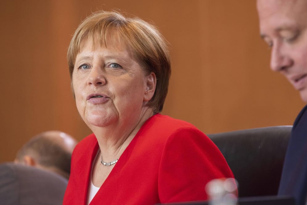 Angela Merkel: Die Kanzlerin lud zum Autogipfel. Kanzleramtschef Helge Braun (rechts) hat danach wieder Mut gefasst.