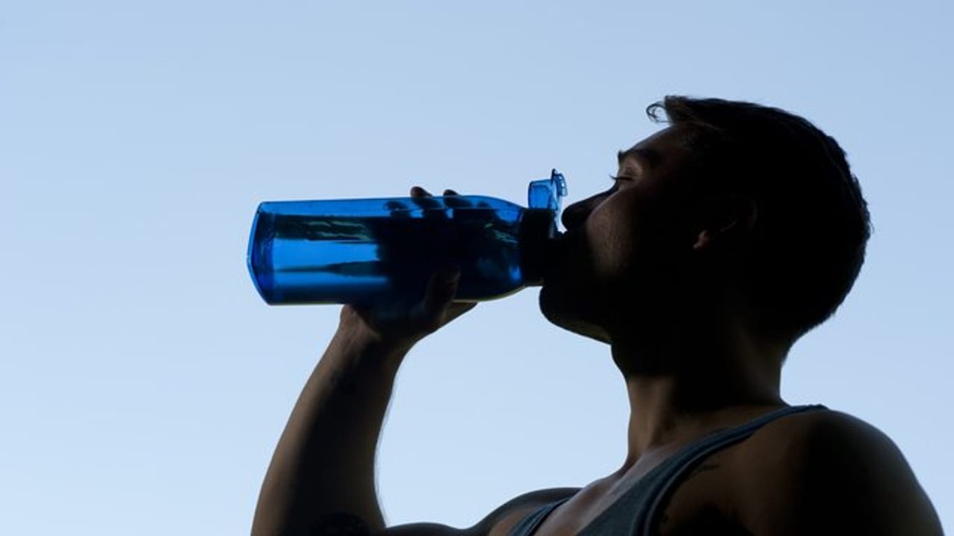 Trinken, trinken, trinken: An heißen Tagen ist es besonders wichtig, den Körper mit ausreichend Flüssigkeit zu versorgen.