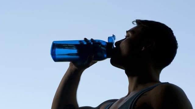Trinken, trinken, trinken: An heißen Tagen ist es besonders wichtig, den Körper mit ausreichend Flüssigkeit zu versorgen. Trinken, trinken, trinken: An heißen Tagen ist es besonders wichtig, den Körper mit ausreichend Flüssigkeit zu versorgen.