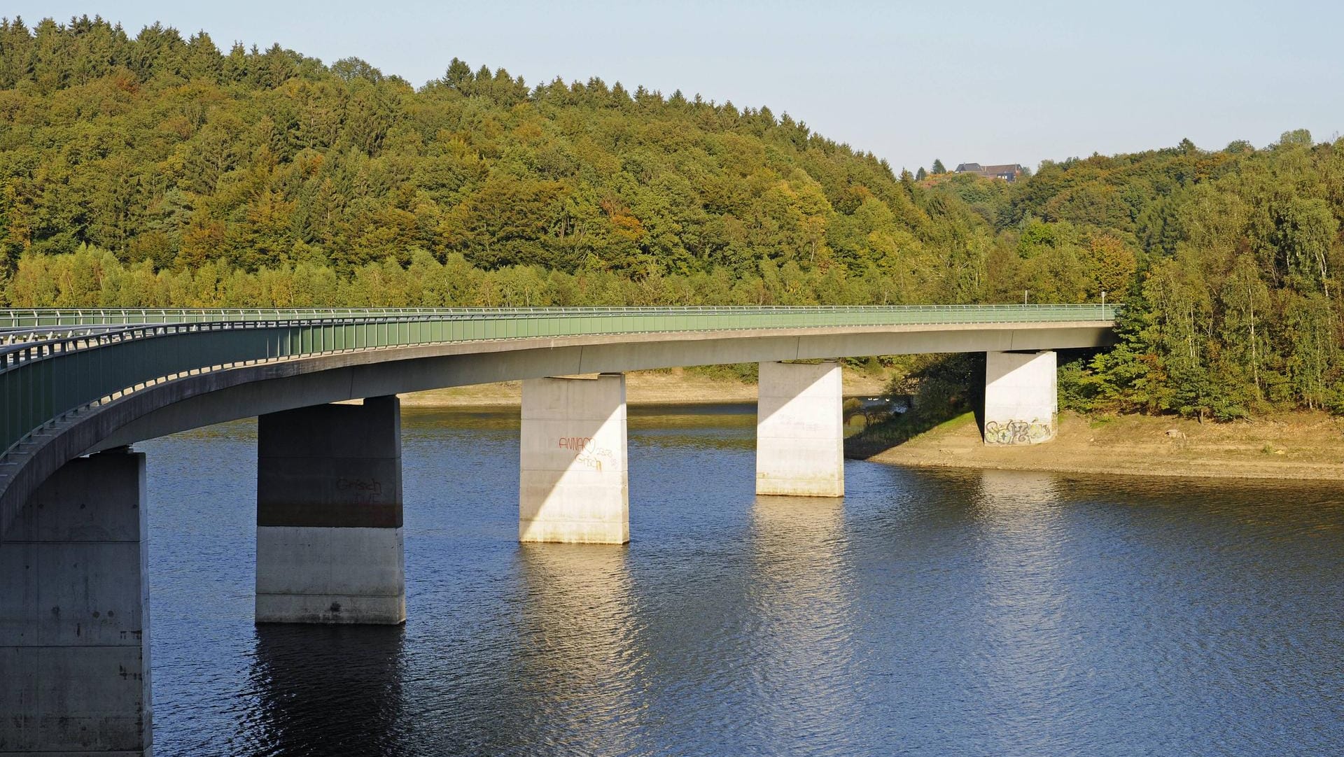 Die Krähwinkler Brücke an der Wuppertalsperre: Hier fanden Einsatzkräfte am Montag einen Toten.