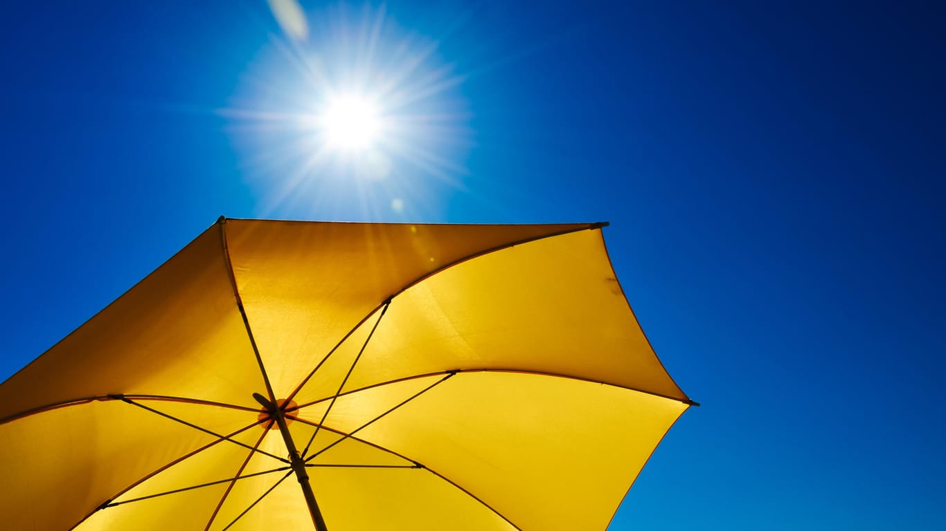Sonnenschirm: Bei hoher UV-Belastung sollten Sie sich entsprechend durch Kleidung und Schatten schützen.