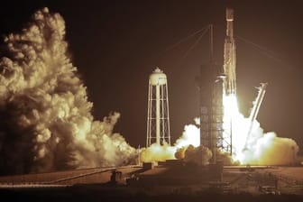 Eine "Falcon Heavy"-Rakete startet ins All.