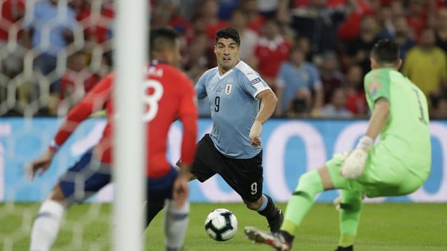 Uruguay-Star Luis Suarez (M) stürmt auf Chile-Keeper Gabriel Arias zu. Uruguay-Star Luis Suarez (M) stürmt auf Chile-Keeper Gabriel Arias zu.