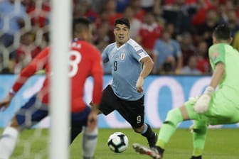 Uruguay-Star Luis Suarez (M) stürmt auf Chile-Keeper Gabriel Arias zu.