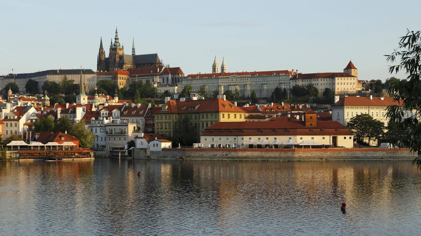 Ausblick über die Prager Altstadt: Übernachtungen und Verpflegung sind in Tschechien deutlich günstiger als in Deutschland.