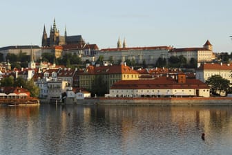 Ausblick über die Prager Altstadt: Übernachtungen und Verpflegung sind in Tschechien deutlich günstiger als in Deutschland.