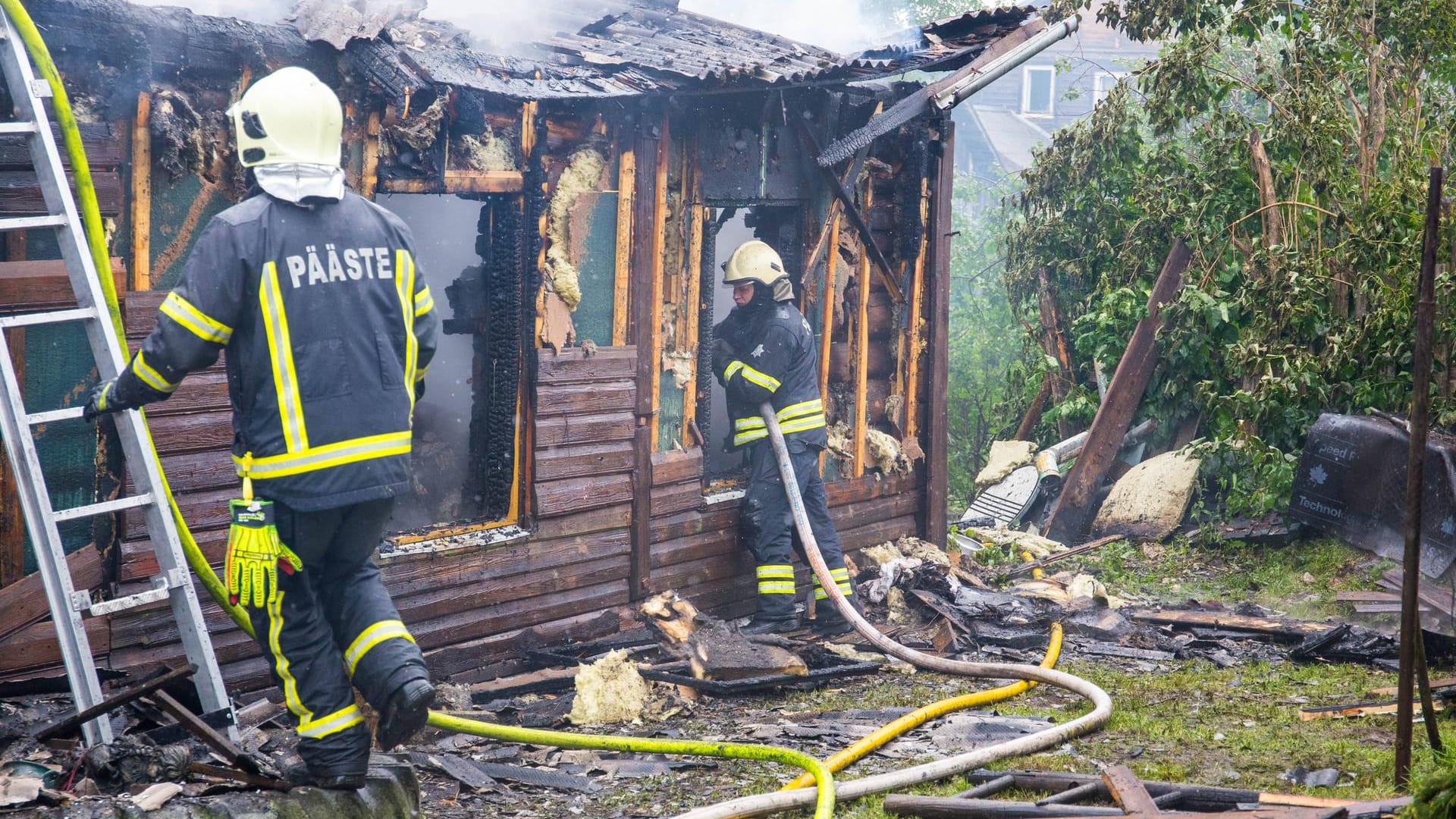 Feuerwehrmänner im Einsatz (Symbolbild): Die Feuerwehr löscht einen Brand in Berlin und rettet vier Menschen. Ein Mensch überlebt den Brand nicht. Feuerwehrmänner im Einsatz (Symbolbild): Die Feuerwehr löscht einen Brand in Berlin und rettet vier Menschen. Ein Mensch überlebt den Brand nicht.