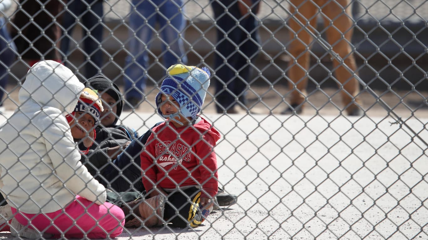 Kinder in Gewahrsam des US-Grenzschutzes: Nachdem Anwälte unhaltbare Zustände in einem Lager für Kinder aufdeckten, wurden die Minderjährigen nun verlegt.