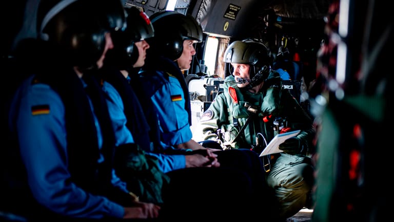 Marinesoldaten in einem Hubschrauber beim Nato-Manöver "Baltops" (Symbolbild): Das Verteidigungsbündnis wappnet sich für den Krieg im Weltall.