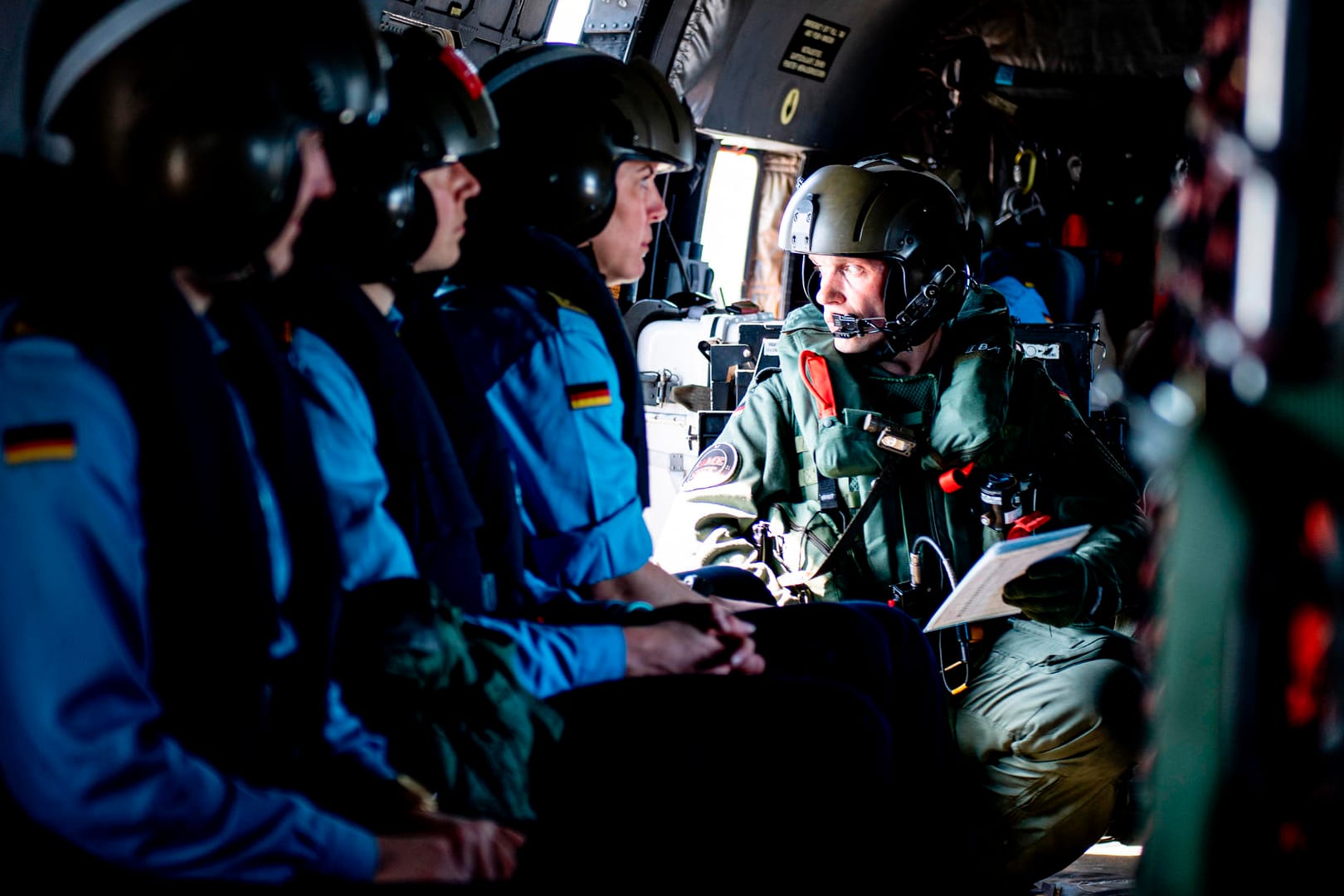 Marinesoldaten in einem Hubschrauber beim Nato-Manöver "Baltops" (Symbolbild): Das Verteidigungsbündnis wappnet sich für den Krieg im Weltall.