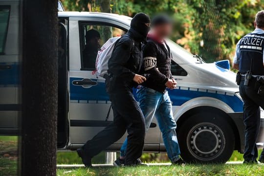 Mutmaßliche Rechtsterroristen werden nach ihrer Festnahme zum Bundesgerichtshof in Karlsruhe gebracht.