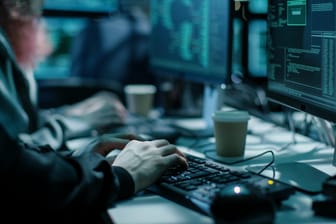 Hacker am Computer: Westliche Staaten verdächtigen China seit Jahren, hinter Cyber-Angriffen zu stehen.