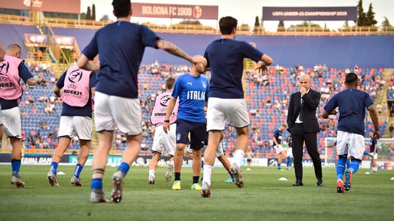 Tritt nach dem Scheitern seines Teams bei der EM zurück: Italiens U21-Trainer Luigi Di Biagio (2.