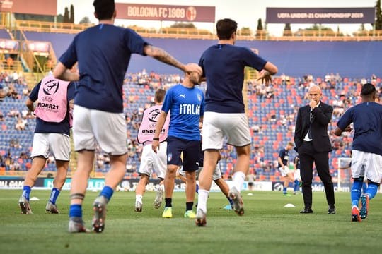 Tritt nach dem Scheitern seines Teams bei der EM zurück: Italiens U21-Trainer Luigi Di Biagio (2.