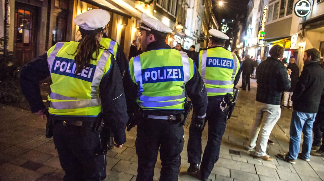 Polizei in der Düsseldorfer Altstadt (Symbolbild): Vergewaltiger sollen ihren Opfern in Düsseldorf K.o.-Tropfen verabreicht haben.