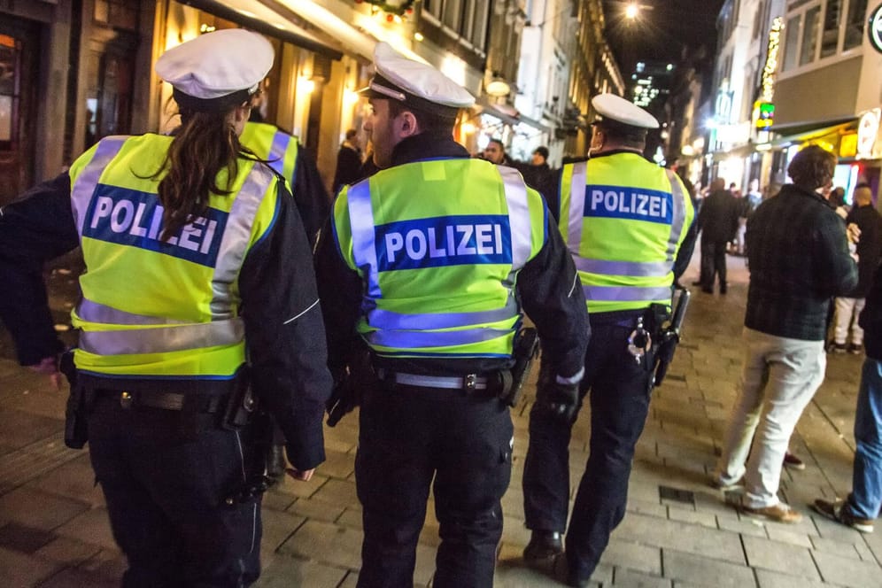Polizei in der Düsseldorfer Altstadt (Symbolbild): Vergewaltiger sollen ihren Opfern in Düsseldorf K.o.-Tropfen verabreicht haben.