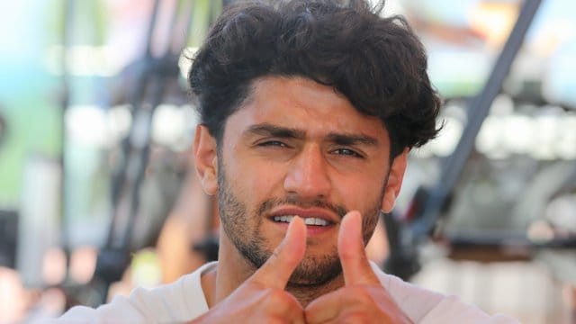 Die deutschen U21-Spieler wollen Halbfinalgegner Rumänien nicht unterschätzen: Mahmoud Dahoud zeigt mit beiden Daumen nach oben. Die deutschen U21-Spieler wollen Halbfinalgegner Rumänien nicht unterschätzen: Mahmoud Dahoud zeigt mit beiden Daumen nach oben.