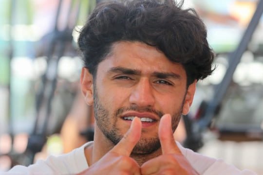 Die deutschen U21-Spieler wollen Halbfinalgegner Rumänien nicht unterschätzen: Mahmoud Dahoud zeigt mit beiden Daumen nach oben.