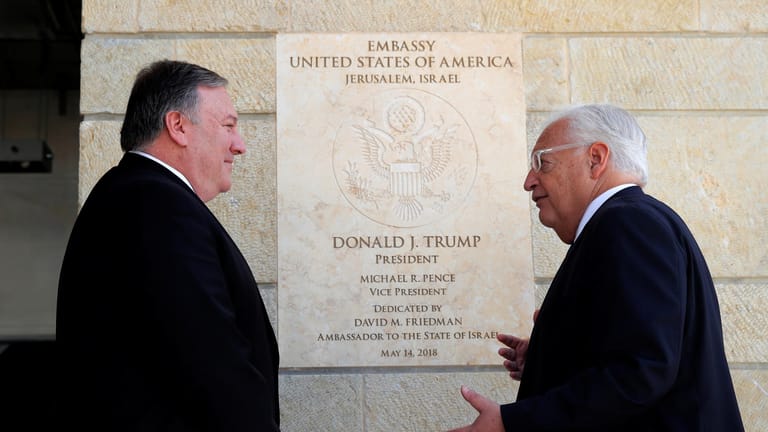 Umstrittenes gebäude: Außenminister Mike Pompeo und US-Botschafter David Friedman vor der US-Vertretung in Jerusalem.