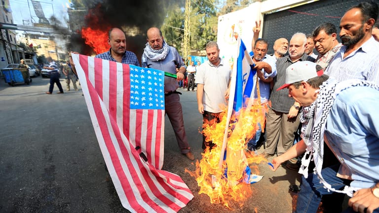 USA und Israel als Feindbilder: Palästinenser demonstrieren im Flüchtlingslager Ain al-Hilweh im Süden Libanons gegen die Investorenkonferenz in Bahrain.