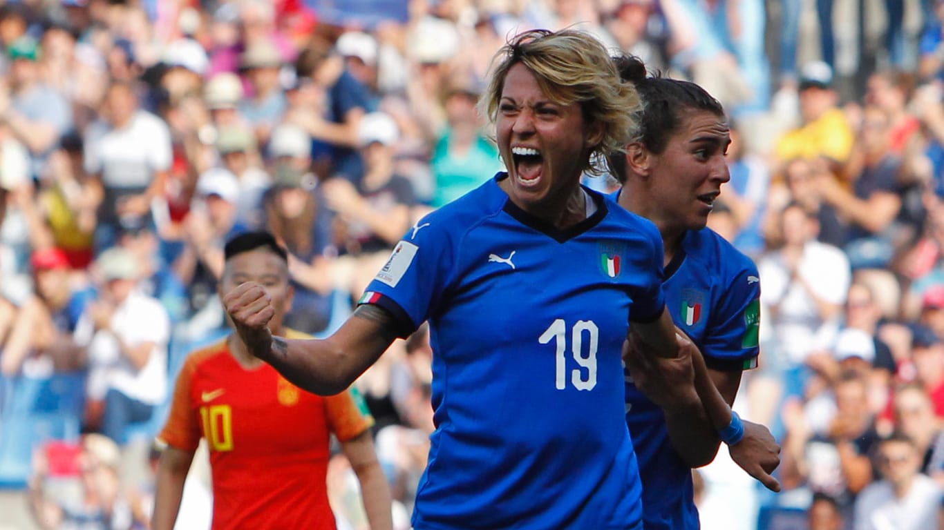 Italiens Valentina Giacinti feiert, nachdem sie das erste Tor ihrer Mannschaft erzielt hat.