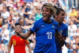 Italiens Valentina Giacinti feiert, nachdem sie das erste Tor ihrer Mannschaft erzielt hat.