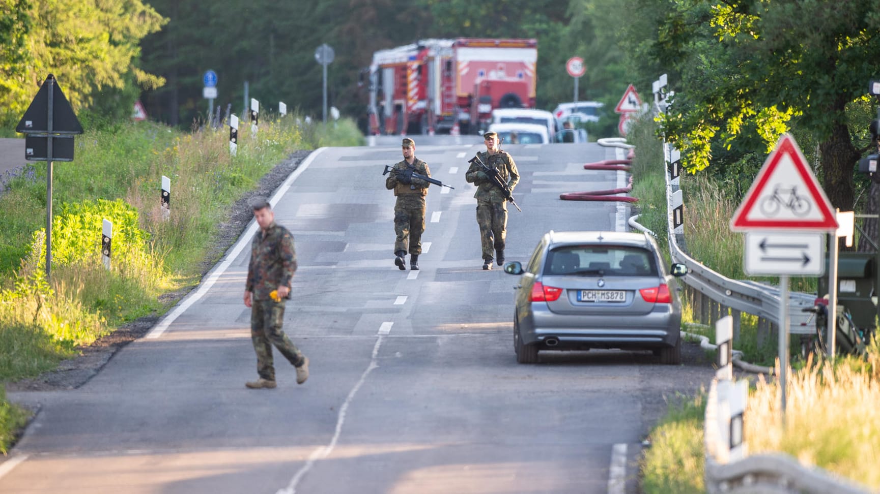 Soldaten an einer der Absturzstellen: Zwei Eurofighter sind über der Mecklenburgischen Seenplatte zusammengestoßen und mehrere Kilometer voneinander entfernt abgestürzt. Soldaten an einer der Absturzstellen: Zwei Eurofighter sind über der Mecklenburgischen Seenplatte zusammengestoßen und mehrere Kilometer voneinander entfernt abgestürzt.