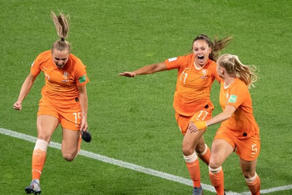 Die Niederländerinnen Jill Roord (l-r), Lieke Martens und Kika van Es feiern das Tor zum 2:1 gegen Japan.