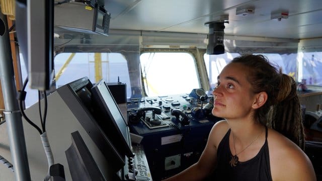 Carola Rackete, deutsche Kapitänin der "Sea-Watch 3", muss weiter auf eine Erlaubnis warten, in einen europäischen Hafen fahren zu dürfen. Carola Rackete, deutsche Kapitänin der "Sea-Watch 3", muss weiter auf eine Erlaubnis warten, in einen europäischen Hafen fahren zu dürfen.