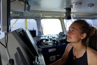 Carola Rackete, deutsche Kapitänin der "Sea-Watch 3", muss weiter auf eine Erlaubnis warten, in einen europäischen Hafen fahren zu dürfen.