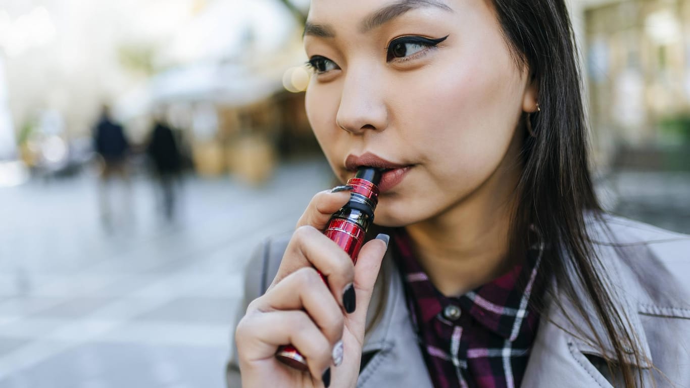 Eine Frau dampft eine E-Zigarette: In San Francisco sollen die Produkte künftig nicht mehr verkauft werden dürfen.