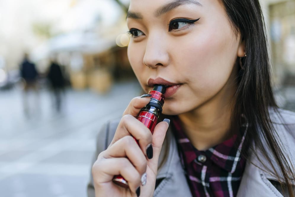Eine Frau dampft eine E-Zigarette: In San Francisco sollen die Produkte künftig nicht mehr verkauft werden dürfen.