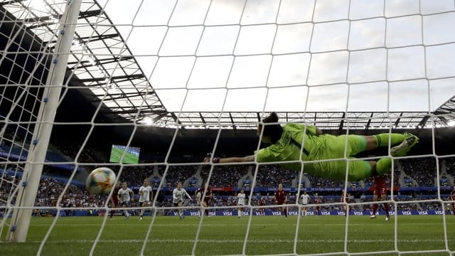 Argentiniens Torhüterin Vanina Correa kann bei der Frauen-WM einen Elfmeter von Englands Nikita Parris parieren.