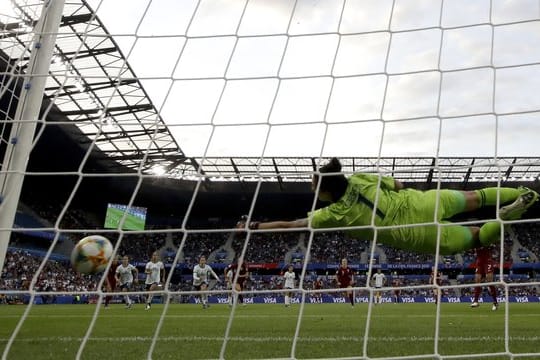 Argentiniens Torhüterin Vanina Correa kann bei der Frauen-WM einen Elfmeter von Englands Nikita Parris parieren.