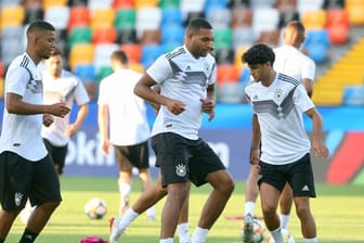 Benjamin Henrichs (l-r), Jonathan Tah und Mahmoud Dahoud beim Training.