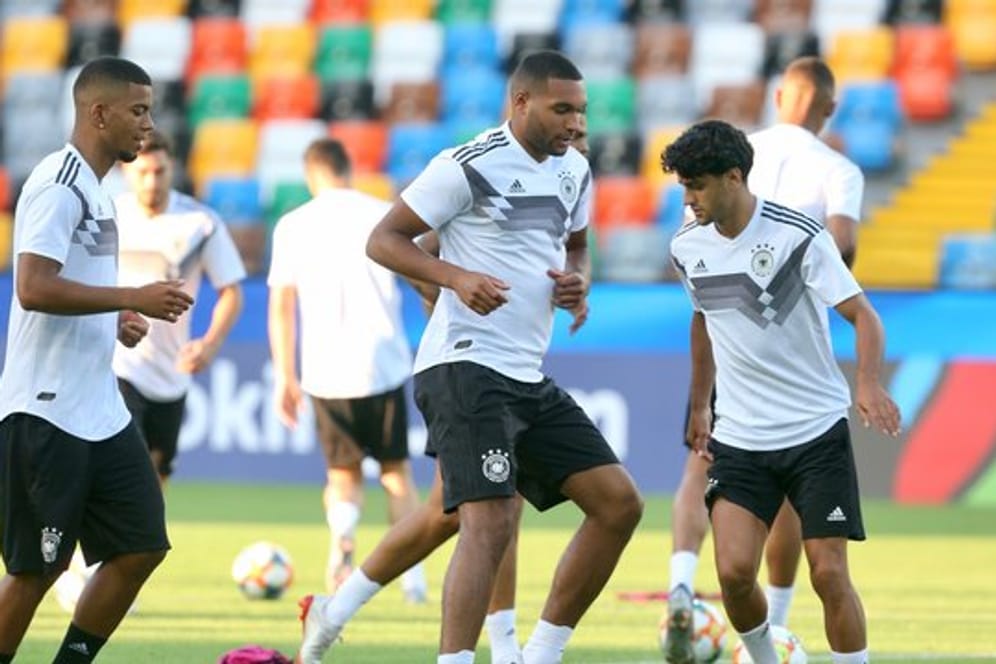 Benjamin Henrichs (l-r), Jonathan Tah und Mahmoud Dahoud beim Training.