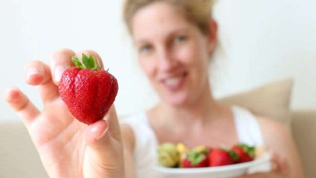 Vor allem schmecken soll es: Gerade Schwangere sollten sich von Ernährungsfragen nicht stressen und verunsichern lassen.