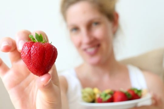 Vor allem schmecken soll es: Gerade Schwangere sollten sich von Ernährungsfragen nicht stressen und verunsichern lassen.