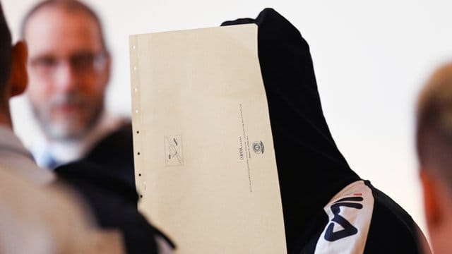 Einer von elf Angeklagten sitzt in einen Gerichtssaal im Landgericht Freiburg. Einer von elf Angeklagten sitzt in einen Gerichtssaal im Landgericht Freiburg.