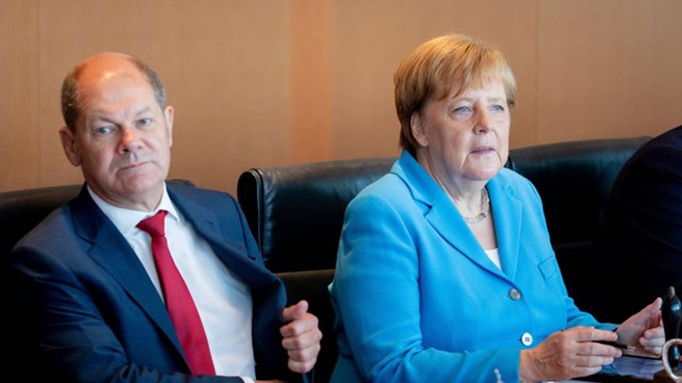 Bundeskanzlerin Angela Merkel und Bundesfinanzminister Olaf Scholz nehmen an der Sitzung des Bundeskabinetts teil.