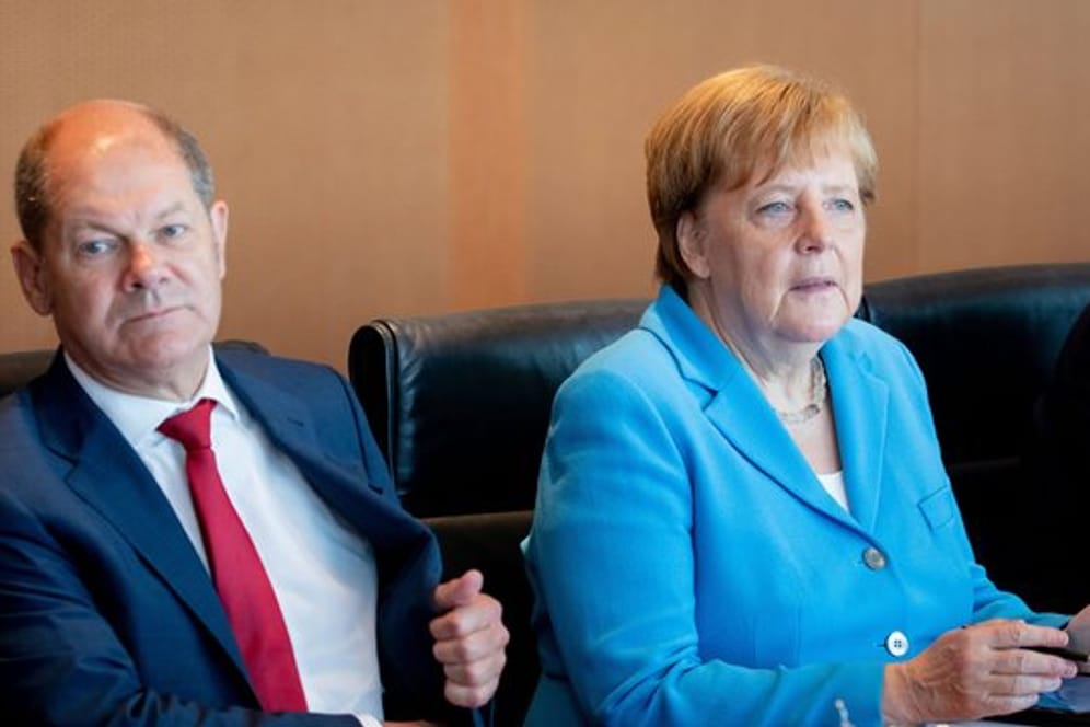 Bundeskanzlerin Angela Merkel und Bundesfinanzminister Olaf Scholz nehmen an der Sitzung des Bundeskabinetts teil.