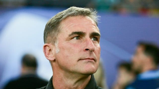 U21-Trainer Stefan Kuntz sorgt sich um die Erkältungsgefahr durch zu kalt eingestellte Klimaanlagen. U21-Trainer Stefan Kuntz sorgt sich um die Erkältungsgefahr durch zu kalt eingestellte Klimaanlagen.