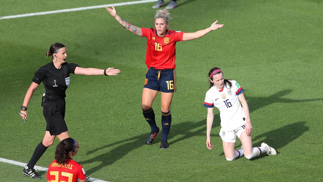 Schiedsrichterin Katalin Kulcsar zeigt beim WM-Achtelfinale zwischen Spanien und den USA auf den Elfmeterpunkt: Bei der Ausführung der Strafstöße sollen die Referees in Zukunft nicht mehr so streng sein.