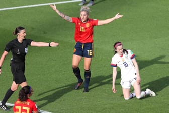 Schiedsrichterin Katalin Kulcsar zeigt beim WM-Achtelfinale zwischen Spanien und den USA auf den Elfmeterpunkt: Bei der Ausführung der Strafstöße sollen die Referees in Zukunft nicht mehr so streng sein.