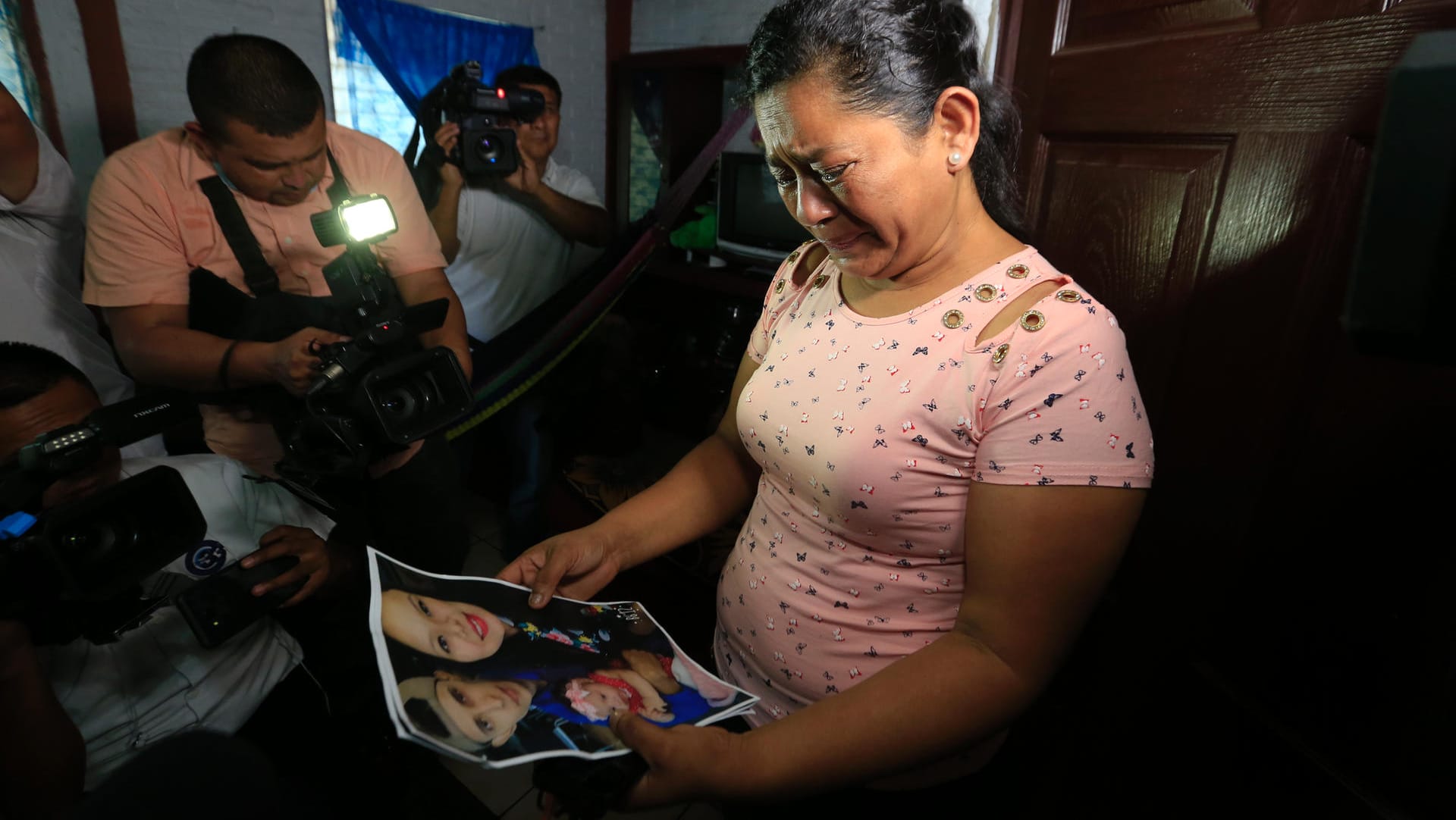 El Salvador, San Martín: Umringt von Journalisten weint Rosa Ramírez, als sie ein Foto ihres Sohnes Oscar, ihrer Enkelin Valeria und ihrer Schwiegertochter Tania Vanessa Avalos sieht. Oscar und seine Tochter sollen beim Versuch, den Rio Grande nach Brownsville in Texas zu überqueren, ertrunken sein.