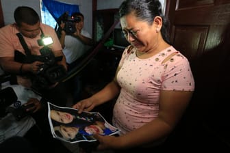 El Salvador, San Martín: Umringt von Journalisten weint Rosa Ramírez, als sie ein Foto ihres Sohnes Oscar, ihrer Enkelin Valeria und ihrer Schwiegertochter Tania Vanessa Avalos sieht. Oscar und seine Tochter sollen beim Versuch, den Rio Grande nach Brownsville in Texas zu überqueren, ertrunken sein.