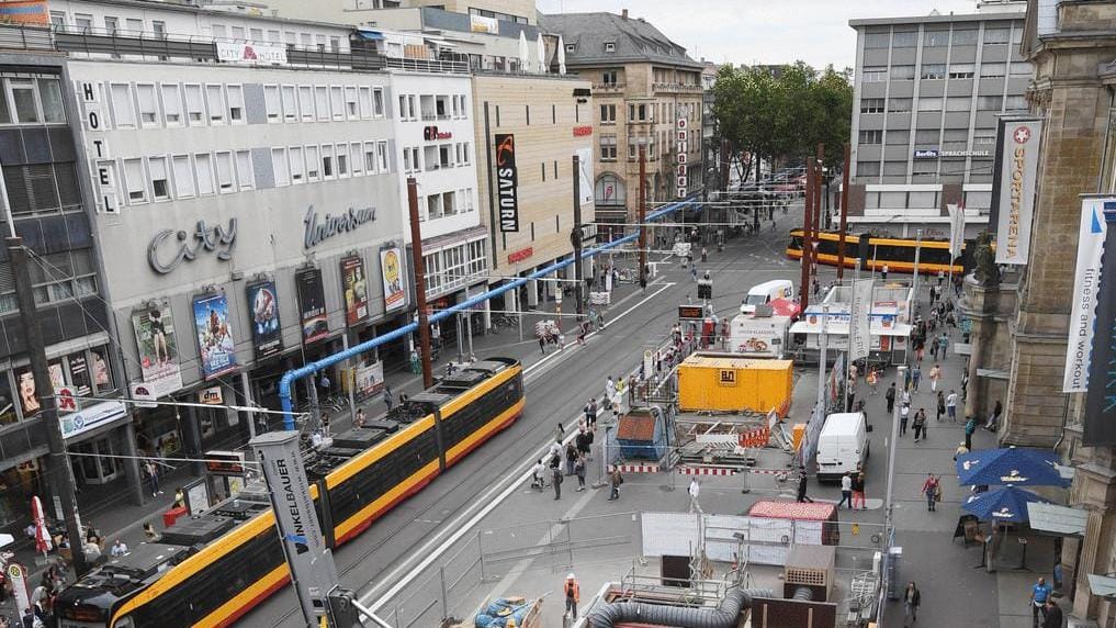 Europaplatz in Karlsruhe (Symbolbild): Am Mittwochmorgen wurde dort ein herrenloser Koffer gefunden.